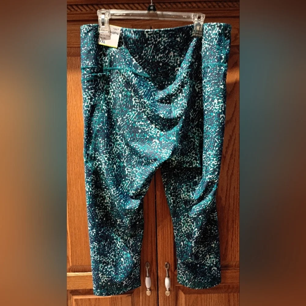 Old Navy Active Elevate Go Dry Crop Leggings - Picture 4 of 5